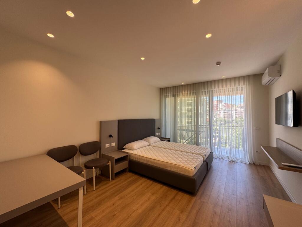 Garsoniere për qira, Liqeni i Thate