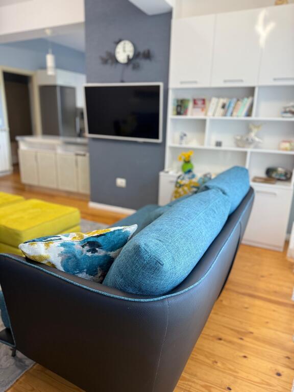 APARTAMENT 2+1 me QIRA DITORE tek "LURA 1" - GJIRI LALZIT