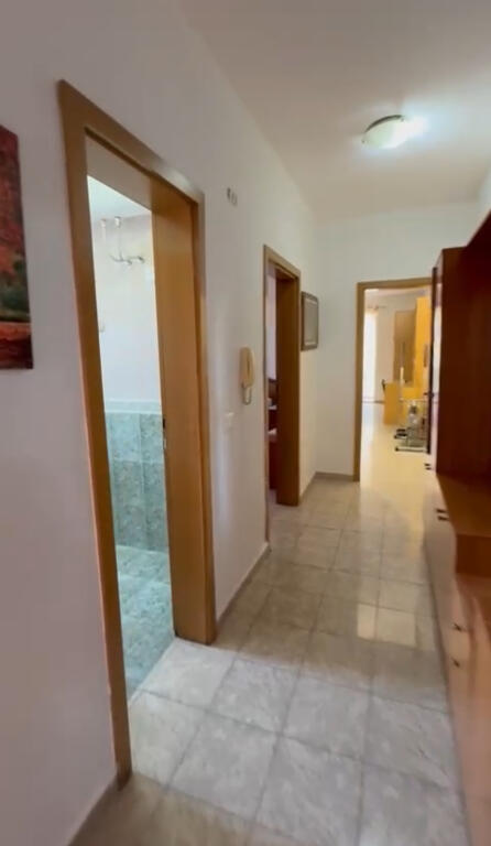Jepet apartament 2+1 me qera per zyra ne bllok tek vodafoni
