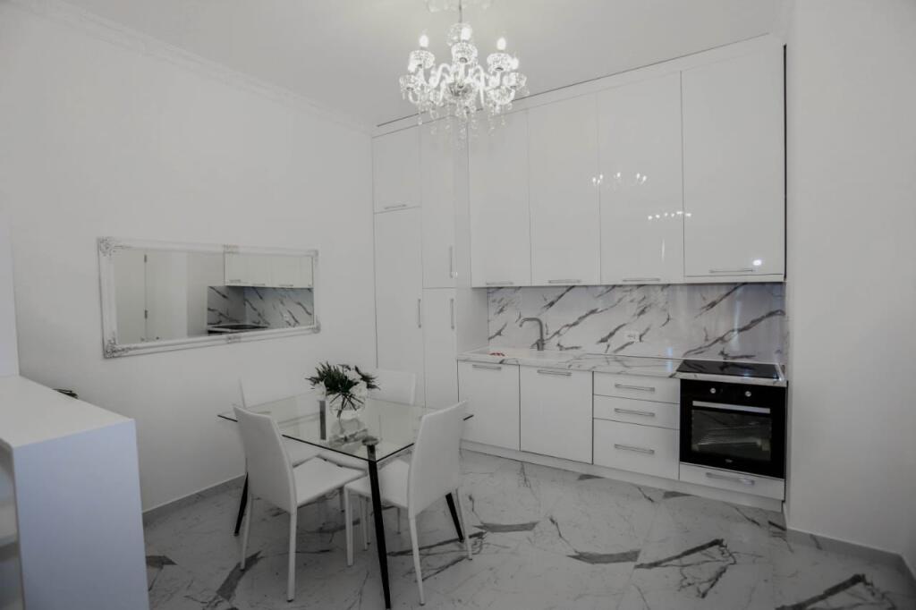 Luksoz Apartment 1+1 for rent, Square 21