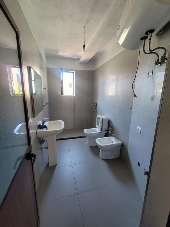 Apartament me Qira, 3+1+2 Ballkone, Rruga Bamir Topi.