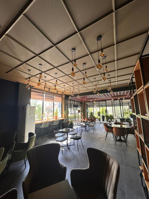 Ofrohet me Qera Ambient 451m² buzë Aksit Rrugor, 200 m mbi Restorant FRESKU