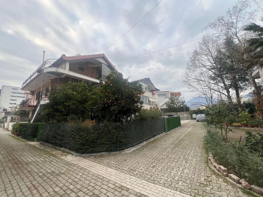 For sale a 3-story villa in Kinostudio