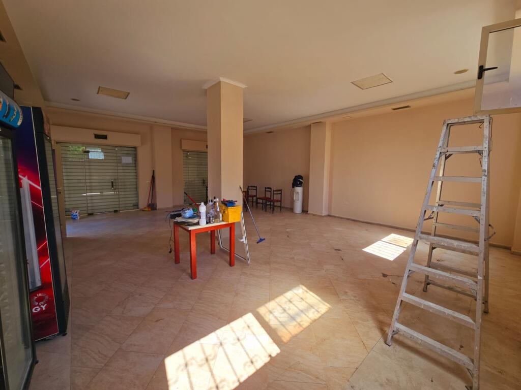 AMBJENT BIZNESI ME QERA BUZE RRUGËS TEK KRYQI I KUQ DURRES