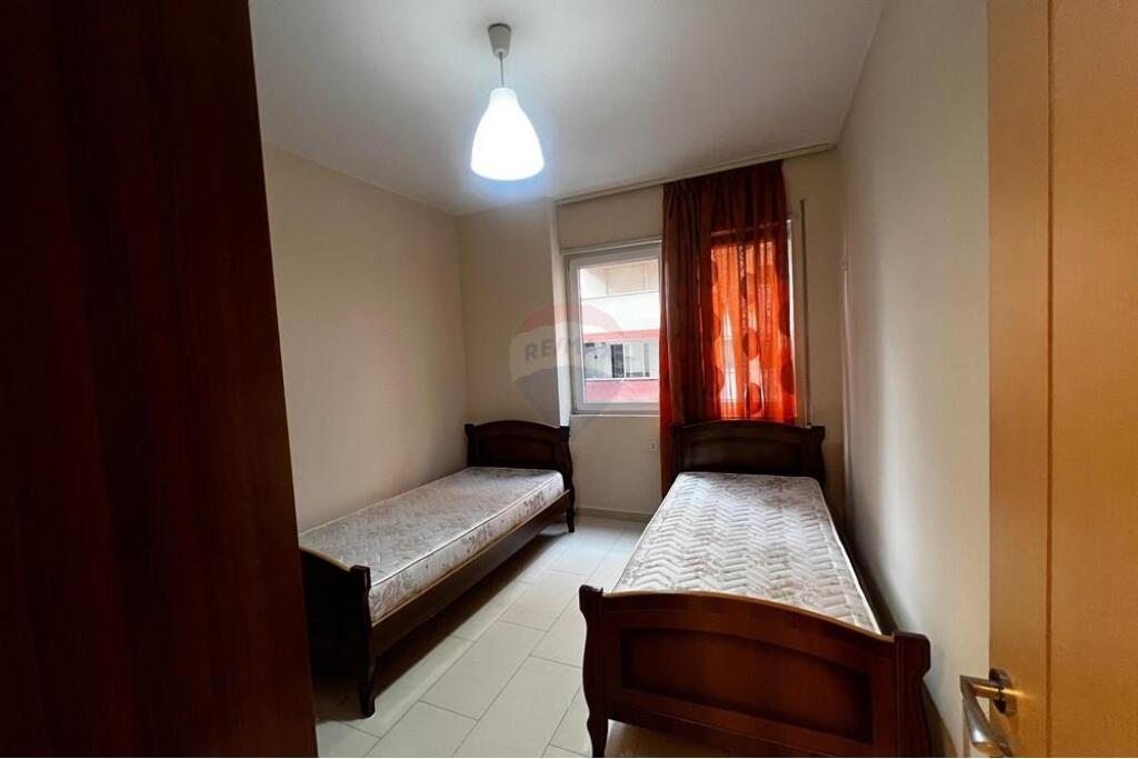Ofrohet per qira apartament i tipologjise 2+1+2 shume prane rrethit te Astirit.