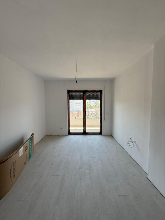 Ambient Biznesi 2+1+2 me qira– Kompleksi Lura, pranë Bulevardit të Ri.