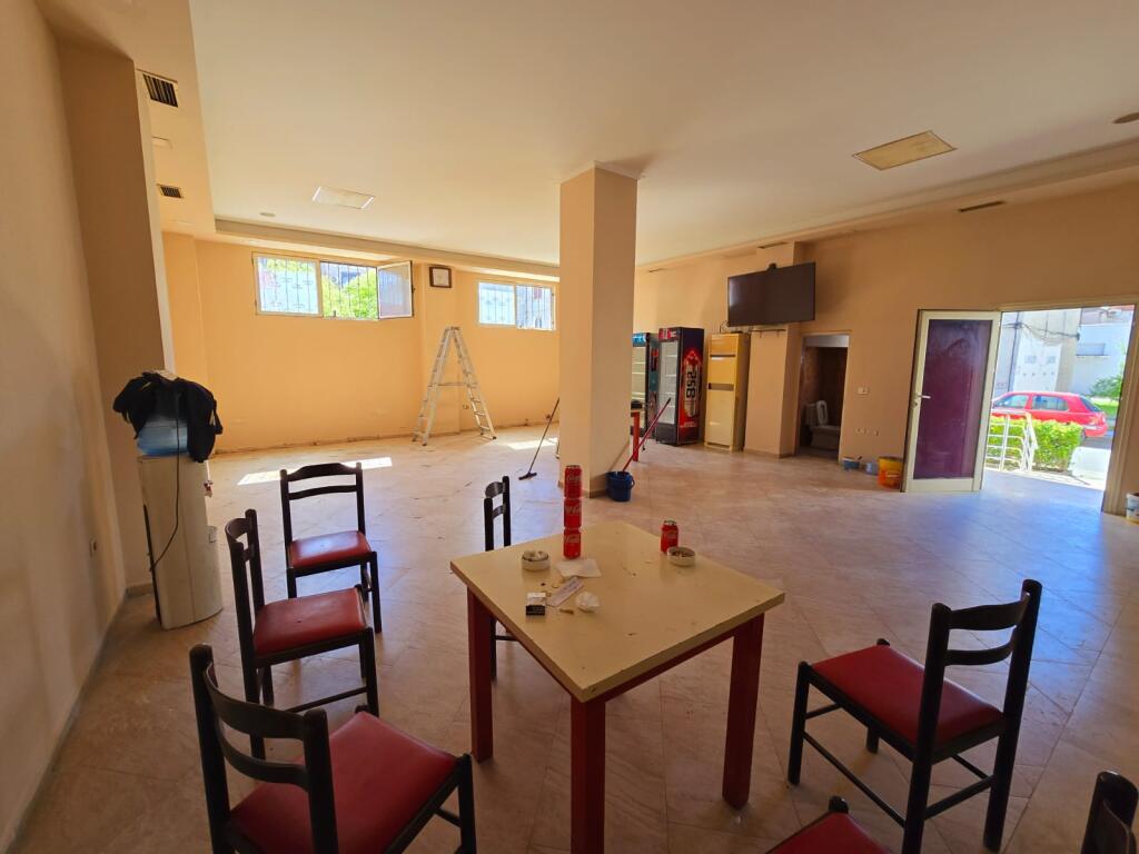 AMBJENT BIZNESI ME QERA BUZE RRUGËS TEK KRYQI I KUQ DURRES