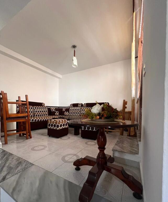 🏢Gjon Buzuku Street, a few minutes away from Viles Gold, a 3-story furnished villa is for rent.