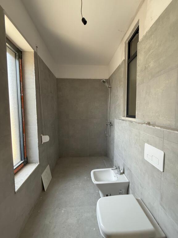 Ambient Biznesi 2+1+2 me qira– Kompleksi Lura, pranë Bulevardit të Ri.