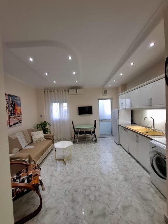 Jepet apartament 1+1 ne krah te qendres kristal