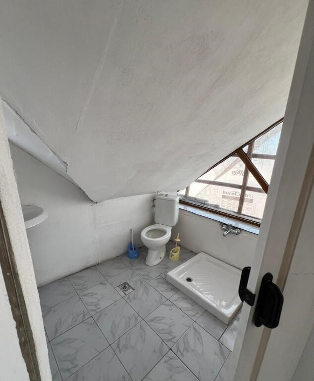 🏢Gjon Buzuku Street, a few minutes away from Viles Gold, a 3-story furnished villa is for rent.
