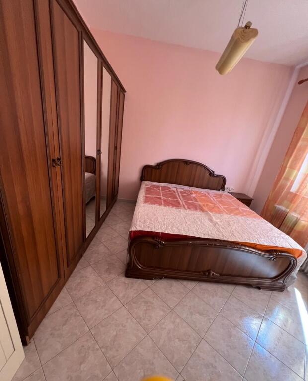 🏢Gjon Buzuku Street, a few minutes away from Viles Gold, a 3-story furnished villa is for rent.