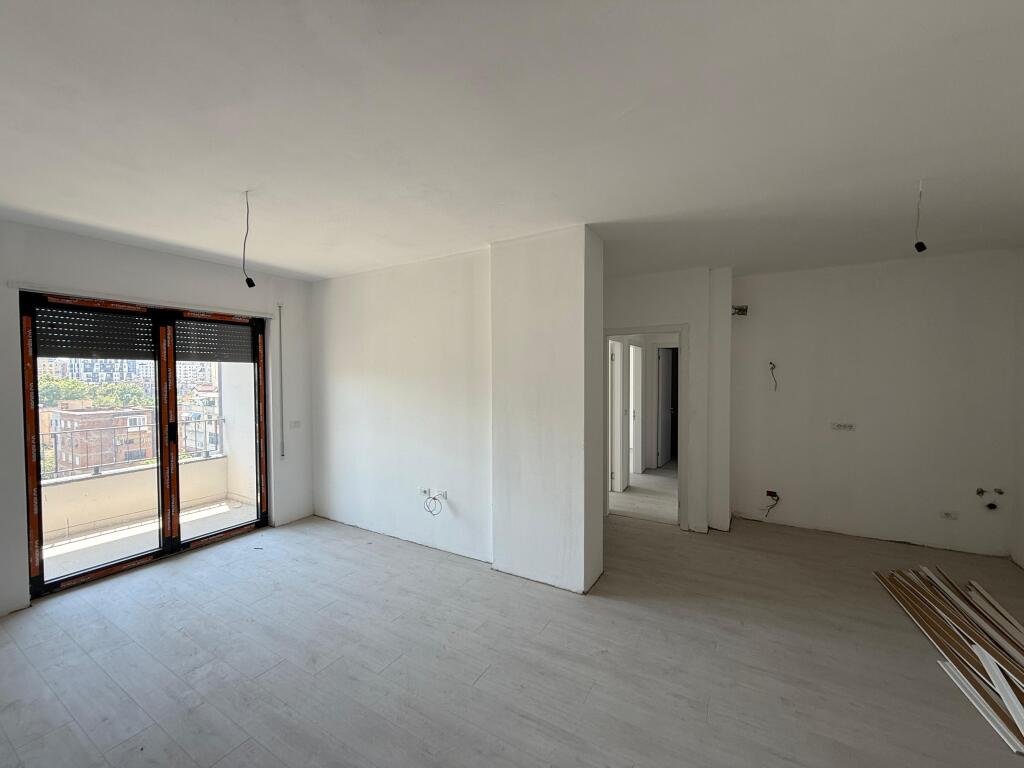 Ambient Biznesi 2+1+2 me qira– Kompleksi Lura, pranë Bulevardit të Ri.