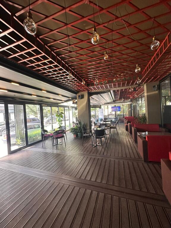 Ofrohet me Qera Ambient 451m² buzë Aksit Rrugor, 200 m mbi Restorant FRESKU