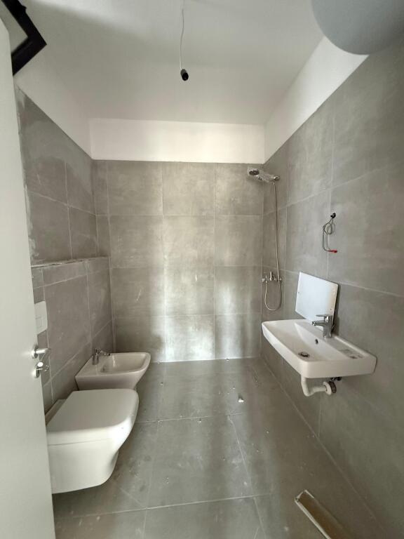 Ambient Biznesi 2+1+2 me qira– Kompleksi Lura, pranë Bulevardit të Ri.