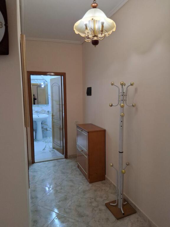 Jepet apartament 1+1 ne krah te qendres kristal