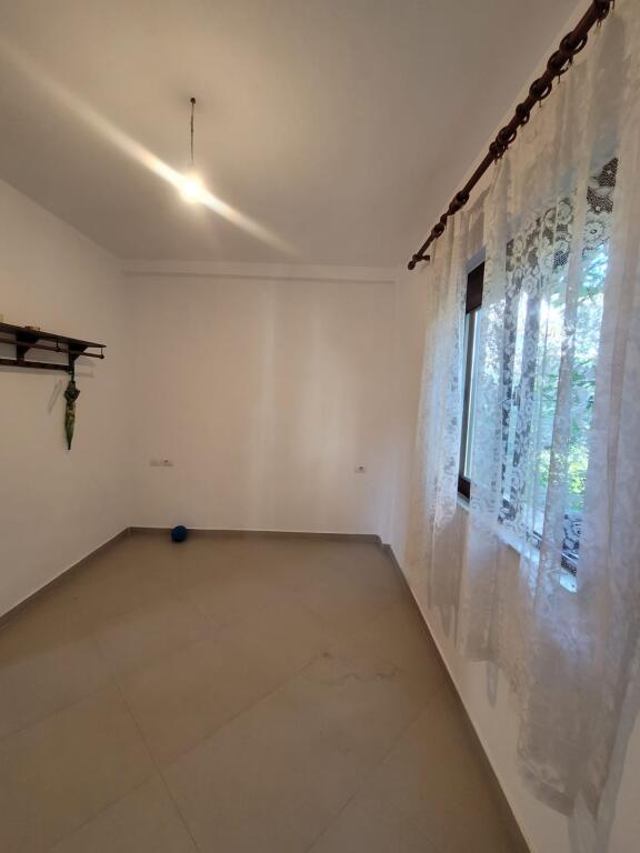 Apartament me Qira, 3+1+2 Ballkone, Rruga Bamir Topi.