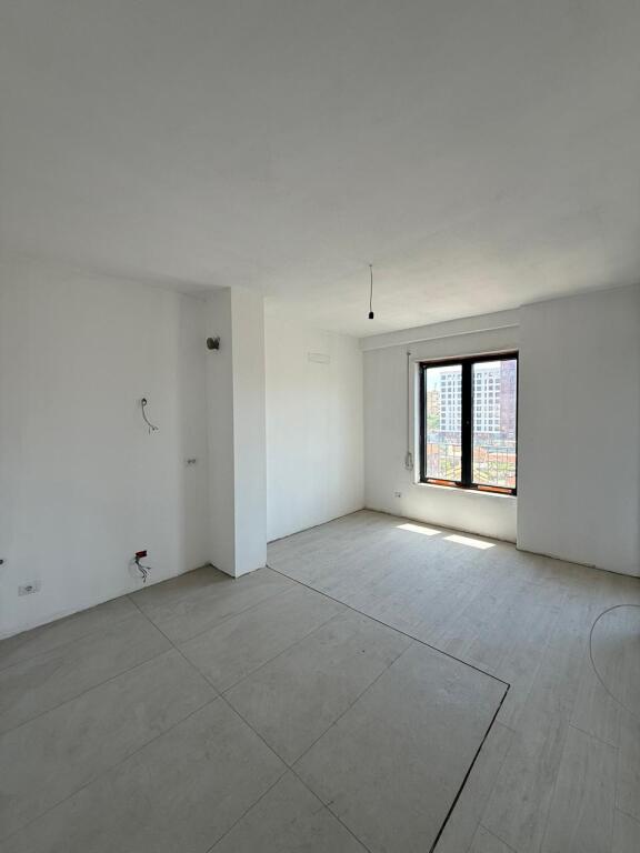 Ambient Biznesi 2+1+2 me qira– Kompleksi Lura, pranë Bulevardit të Ri.