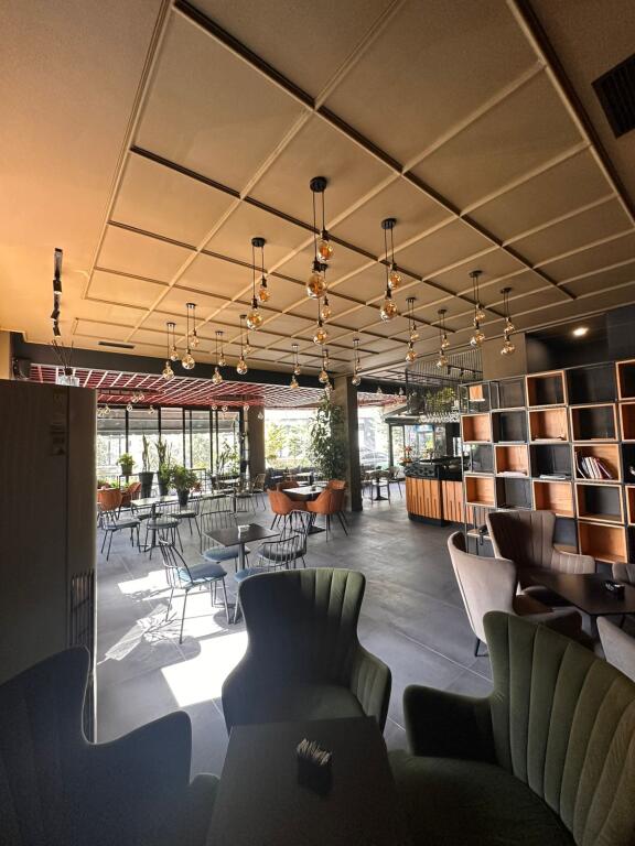 Ofrohet me Qera Ambient 451m² buzë Aksit Rrugor, 200 m mbi Restorant FRESKU