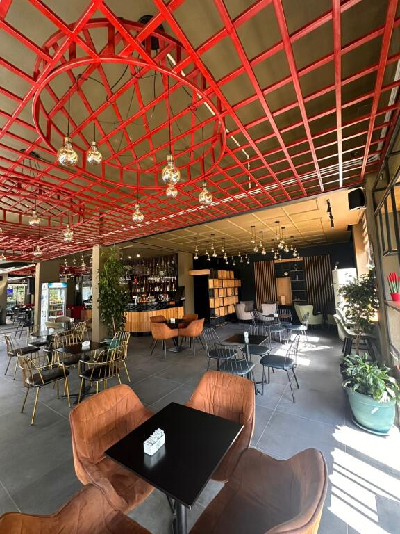 Ofrohet me Qera Ambient 451m² buzë Aksit Rrugor, 200 m mbi Restorant FRESKU