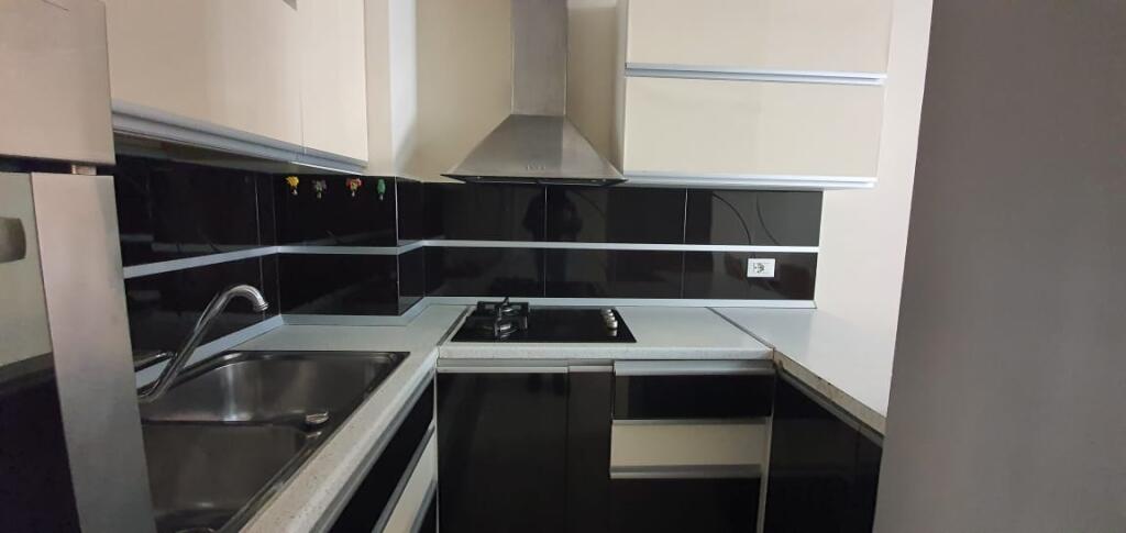 Presso Kristal Center, Via Frang Bardhi, è in affitto un appartamento 2+1+2+2 con una superficie di 126 m2.