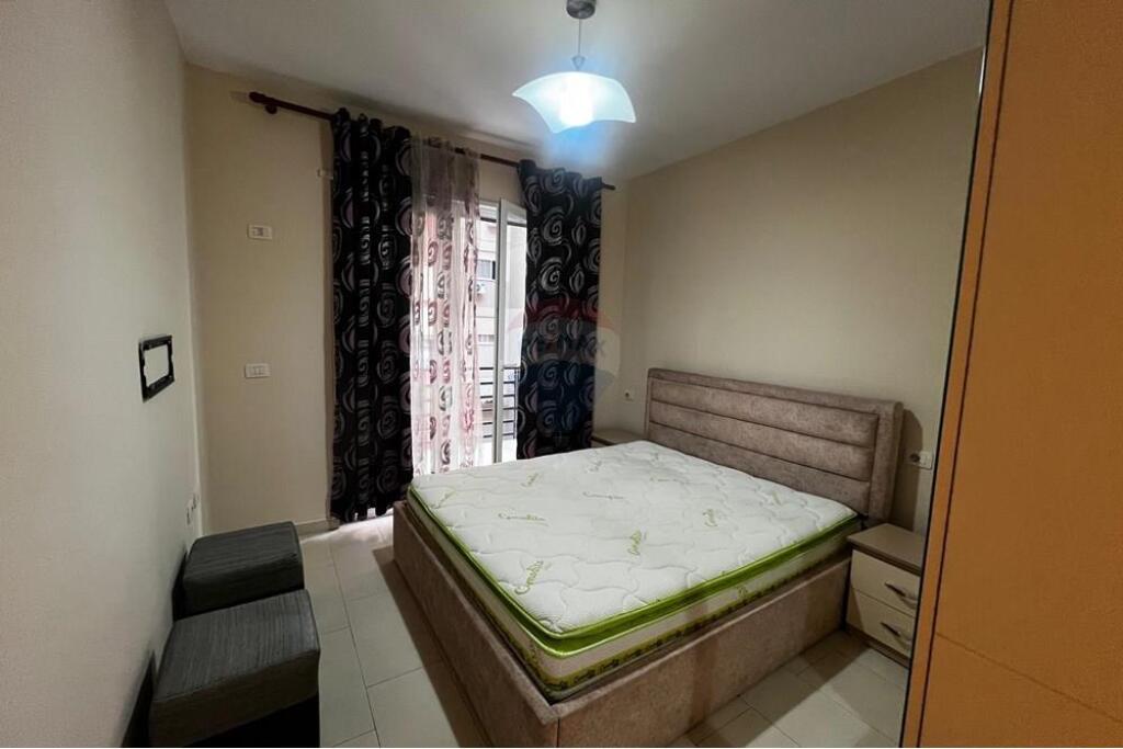 Ofrohet per qira apartament i tipologjise 2+1+2 shume prane rrethit te Astirit.