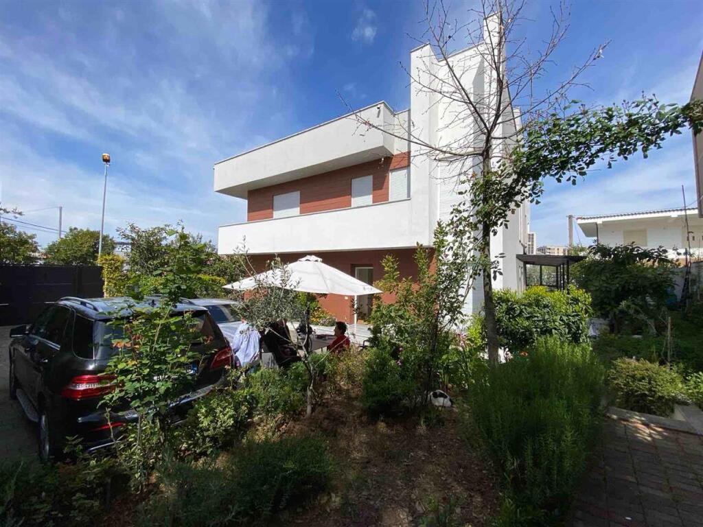 Vendita villa a Tirana vicino al Venue Club