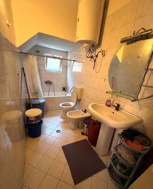 🏢Gjon Buzuku Street, a few minutes away from Viles Gold, a 3-story furnished villa is for rent.