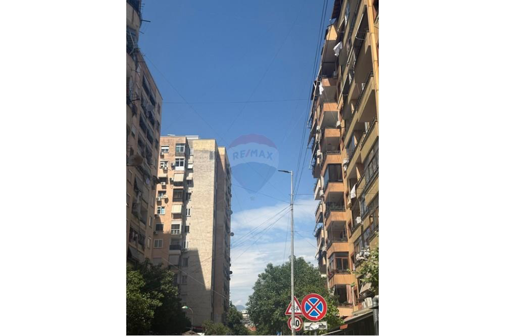 1+1 apartment for sale in Komuna e Parisit!