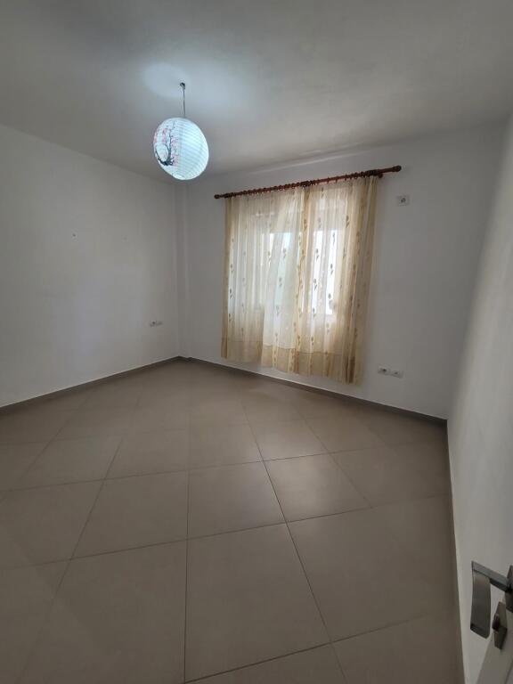 Apartament me Qira, 3+1+2 Ballkone, Rruga Bamir Topi.