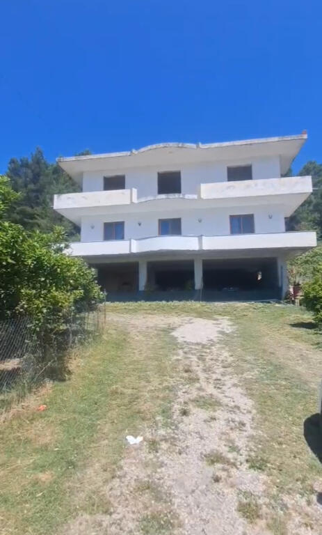 Jepet shtepi 3 kateshe + 2000 m2 oborr me qera ne Vaqarr