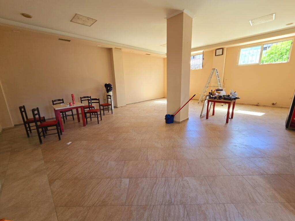 AMBJENT BIZNESI ME QERA BUZE RRUGËS TEK KRYQI I KUQ DURRES