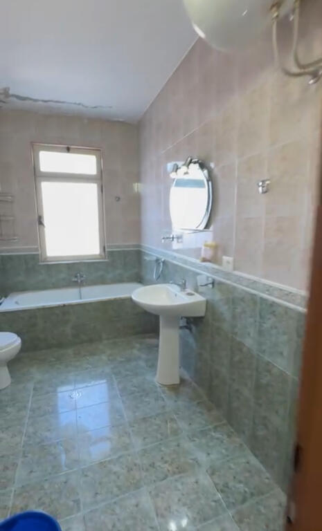 Jepet apartament 2+1 me qera per zyra ne bllok tek vodafoni