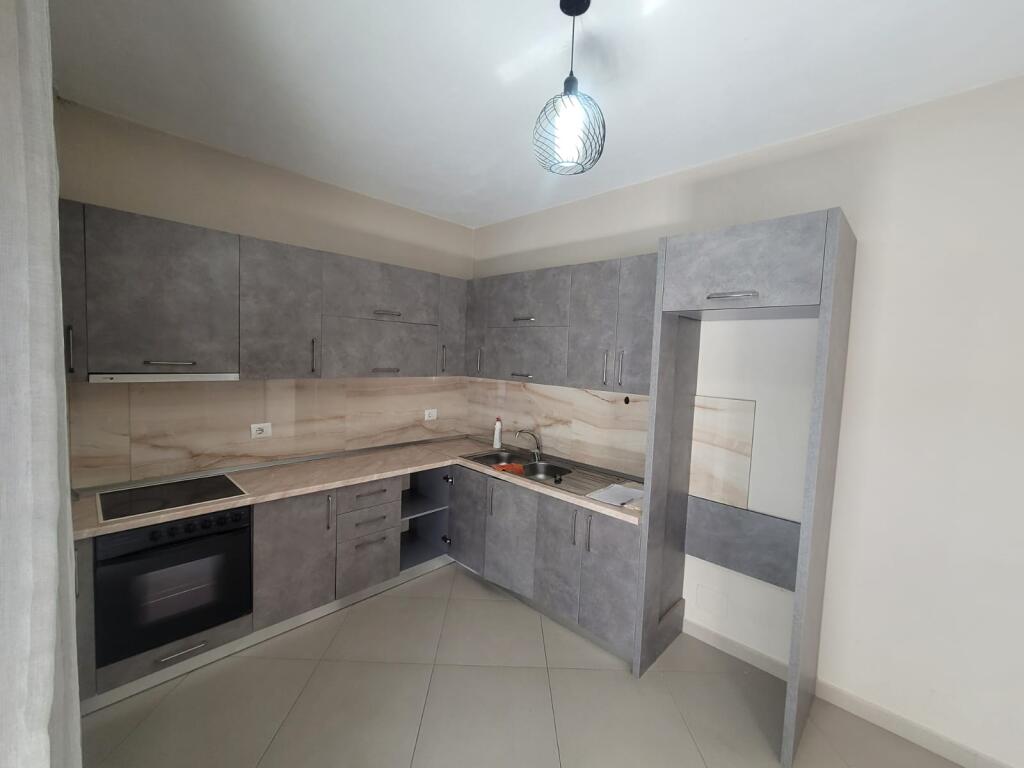 Apartament me Qira, 3+1+2 Ballkone, Rruga Bamir Topi.