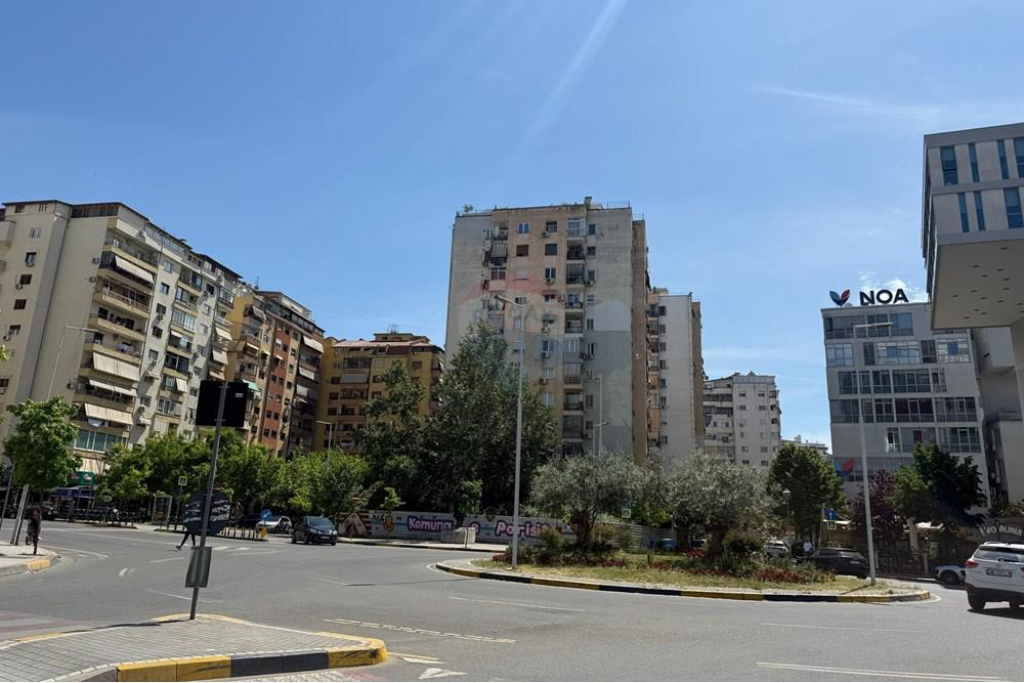1+1 apartment for sale in Komuna e Parisit!