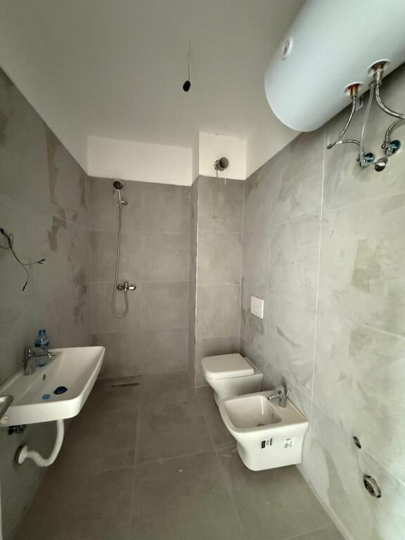 Ambient Biznesi për qira - Kompleksi Lura, pranë Bulevardit të Ri