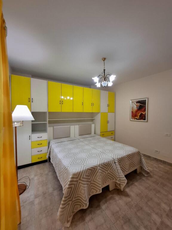 Jepet apartament 1+1 ne krah te qendres kristal