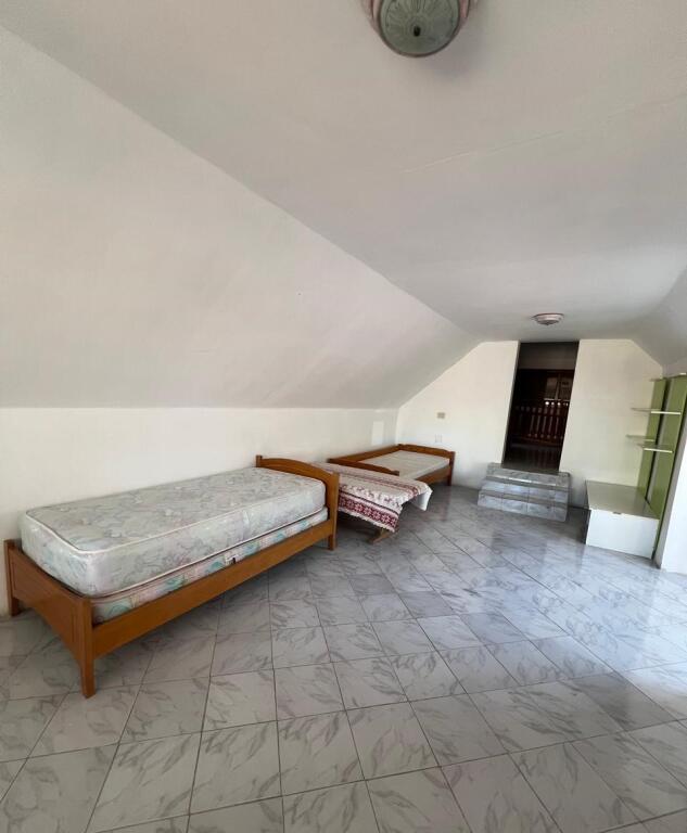🏢Gjon Buzuku Street, a few minutes away from Viles Gold, a 3-story furnished villa is for rent.