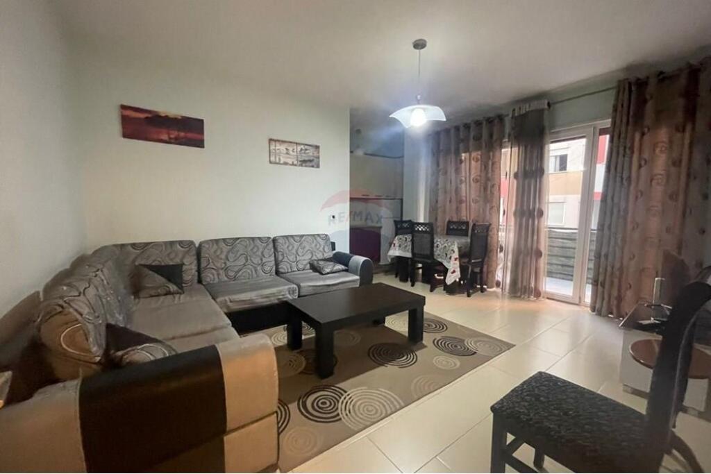 Ofrohet per qira apartament i tipologjise 2+1+2 shume prane rrethit te Astirit.