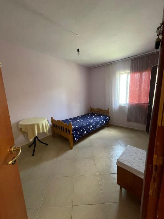 Tiranë, jepet me qera Vile 2+1 Kati 1, 100 m²