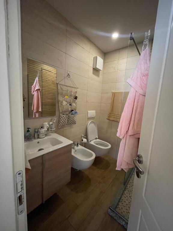 Shitet super apartament 3+1+2+verande+garazhd tek Pavaroti, kopshti Botanik