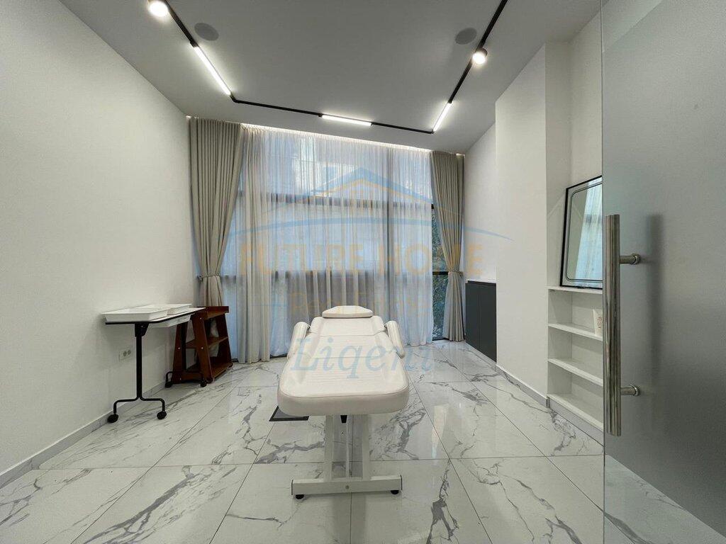 Qera, Ambient Klinik, Tiranë.