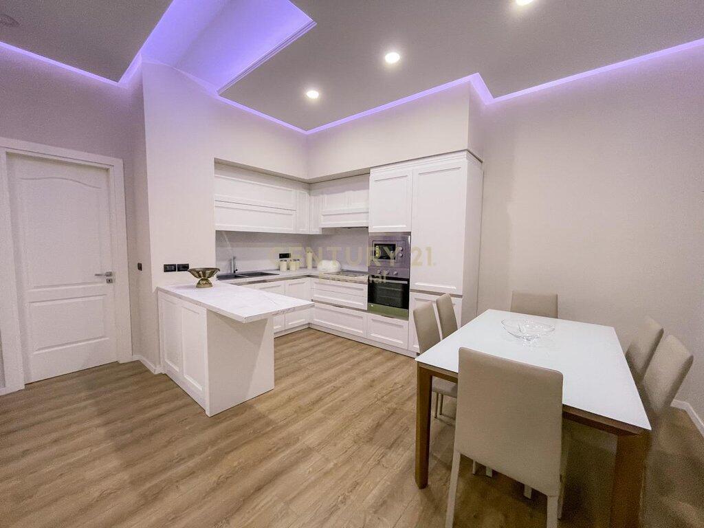 2+1 apartment with parking in Pazari i Ri!