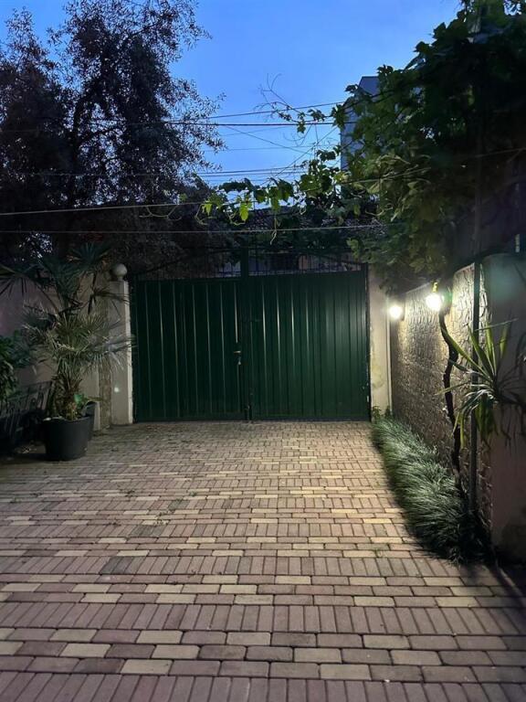 Entrance 2+1+yard with space for 2 cars near Shkolla Kuqe