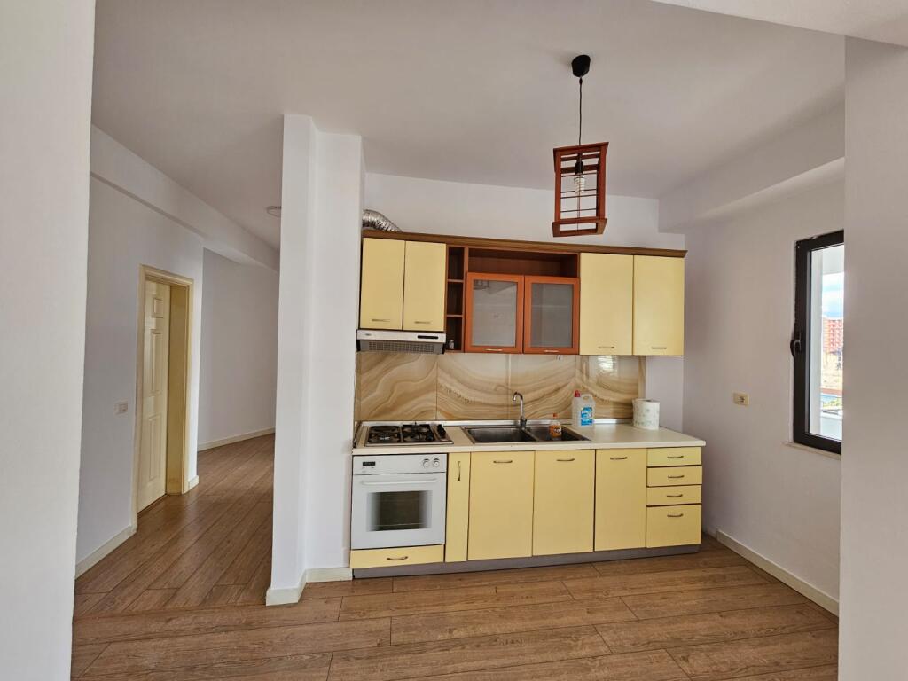 Apartament 2+1 me qira bosh tek Unaza e Re!