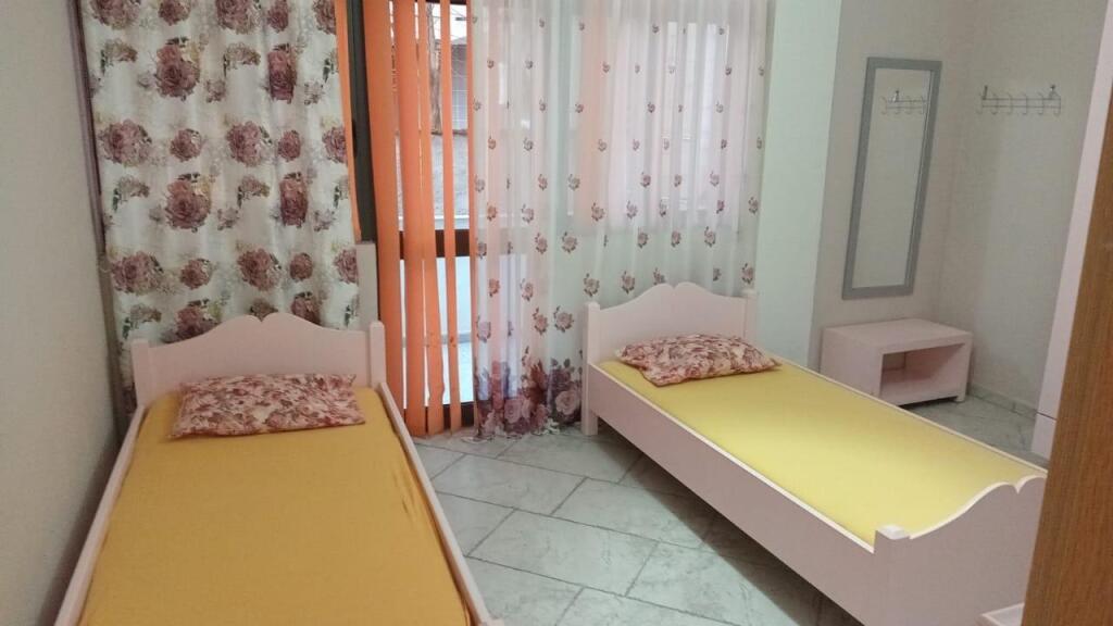 Entrance 2+1+yard with space for 2 cars near Shkolla Kuqe