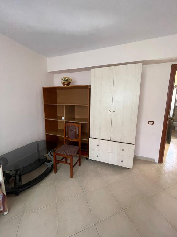 Tiranë, jepet me qera Vile 2+1 Kati 1, 100 m²
