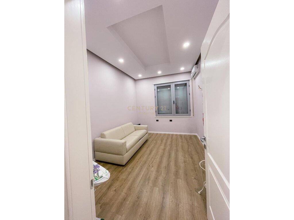 2+1 apartment with parking in Pazari i Ri!