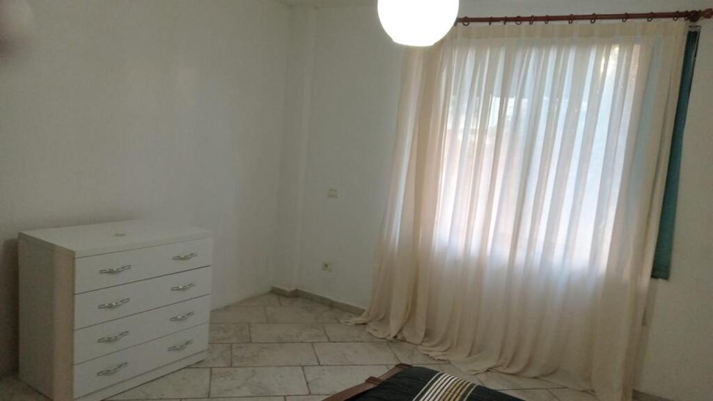 Entrance 2+1+yard with space for 2 cars near Shkolla Kuqe