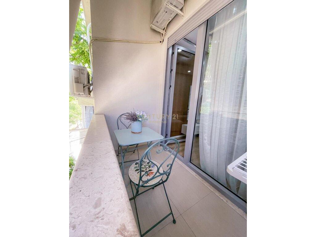 2+1 apartment with parking in Pazari i Ri!